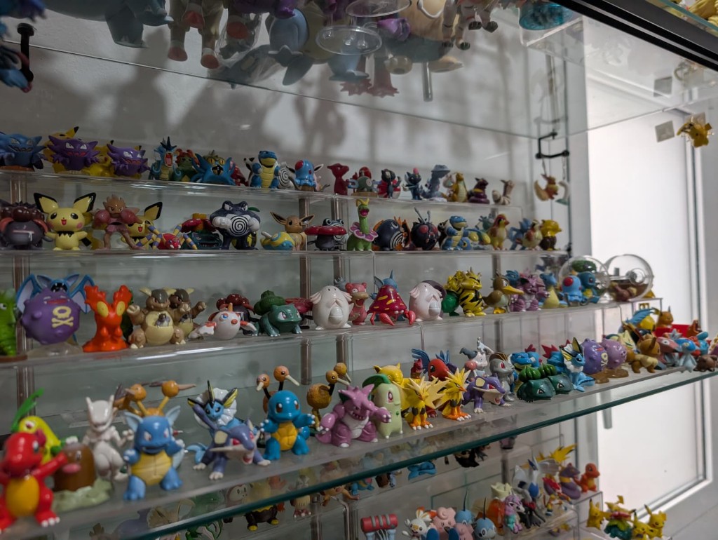 Detalle de los peldaños con figuras pequeñas, y figuras más altas en el cristal de delante