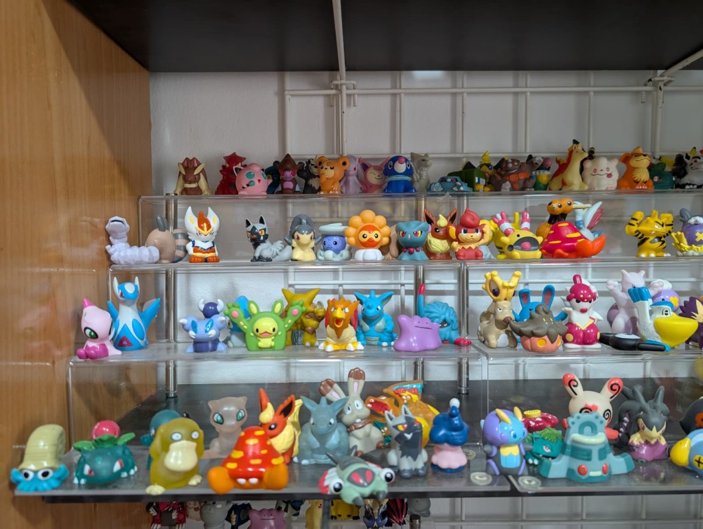 Cuatro peldaños de acrílico con figuras medianas y pequeñas