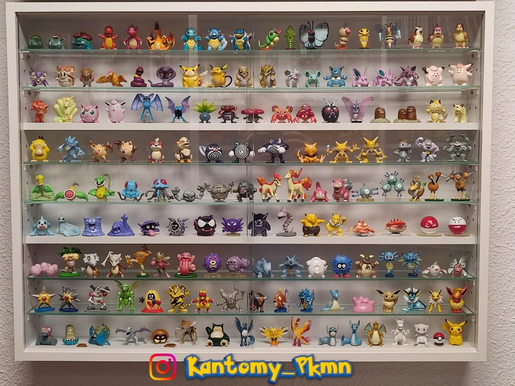 Los 151 Tomy en una vitrina de pared Inter Link blanca