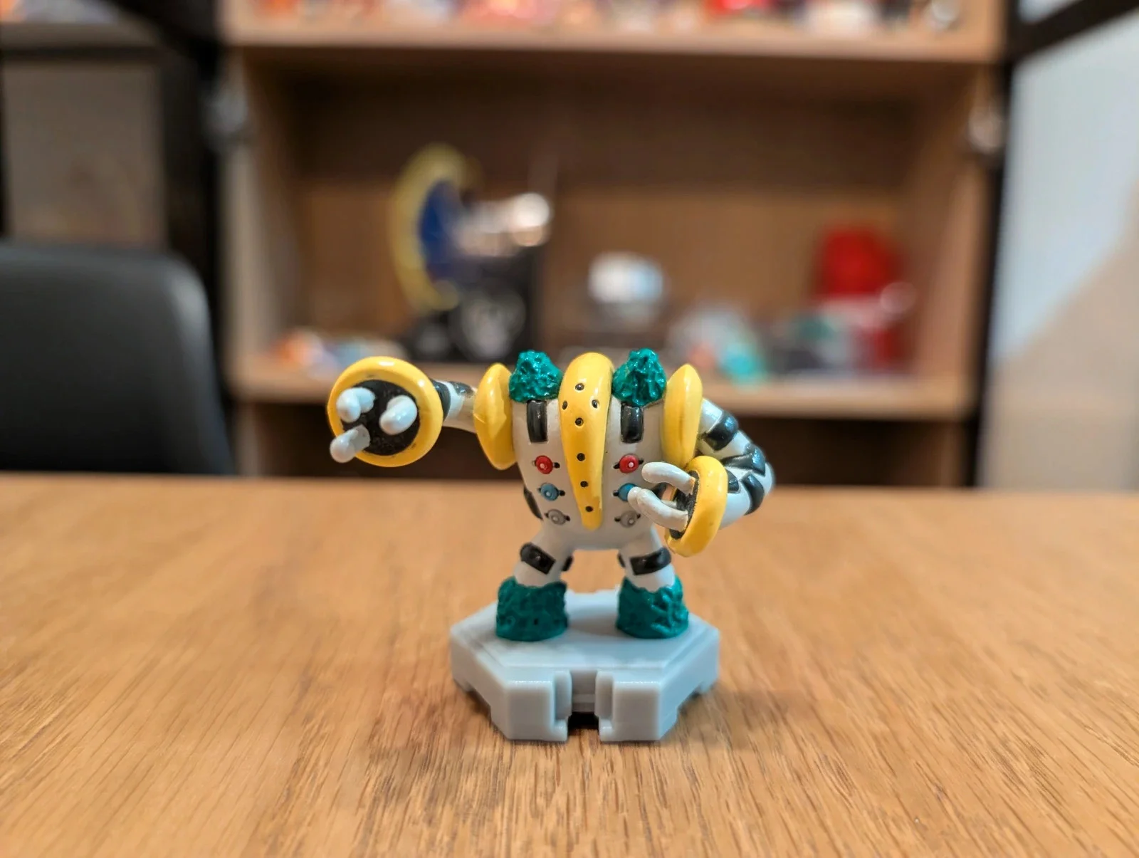 Figura Pokémon Regigigas Tomy P-Series
