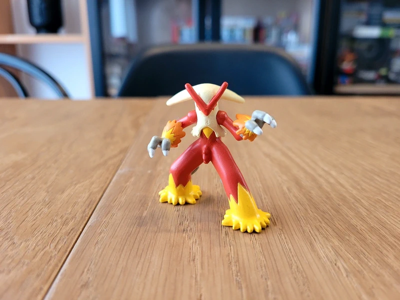 Figura Pokémon Tomy Blaziken