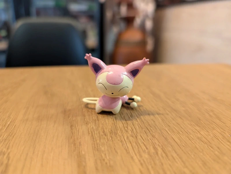 Pokémon Tomy Skitty figurine