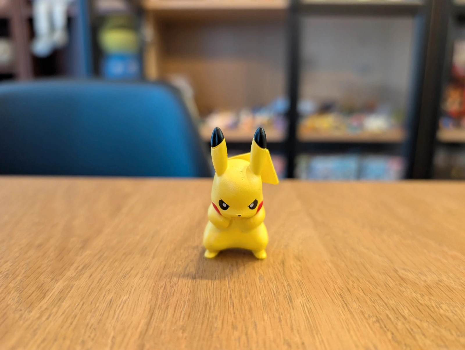 Pokémon Tomy Pikachu figurine